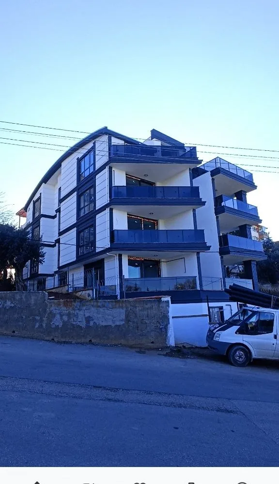 Cam balkonlu bina cephe uygulaması